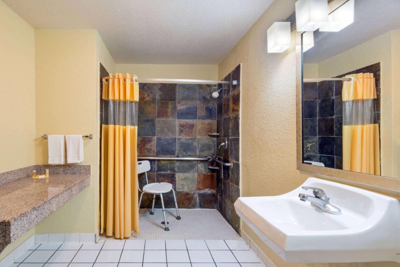 Days Inn By Wyndham Near Seaworld San Antonio Exteriör bild