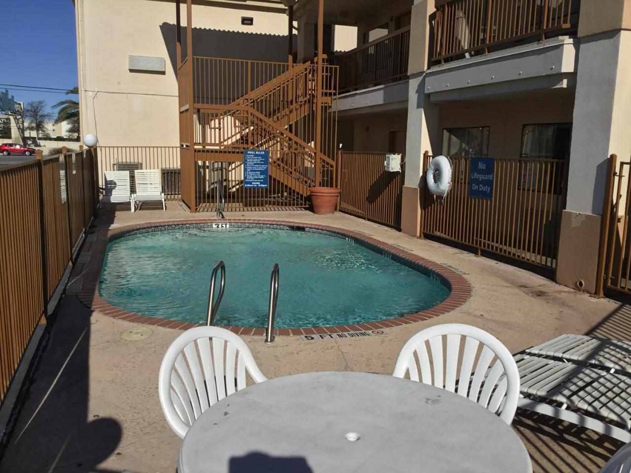 Days Inn By Wyndham Near Seaworld San Antonio Exteriör bild